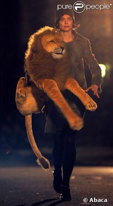 Katie Holmes et un lion en peluche