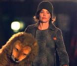 Katie Holmes et un lion en peluche