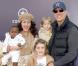 Autre famille et pour le moins nombreuse, c'est celle de Joely Fisher - vue dans Desperate Housewives - et son mari Christopher Duddy, accompagnés de Skylar Grace (7 ans), True Harlow (3 ans) et Olivia Luna qu'ils viennent d'adopter.