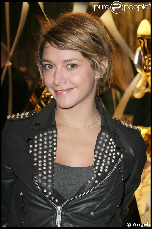 Emma De Caune a vu la vie en noir et gris samedi soir à l'inauguration de la soirée Cavalli.