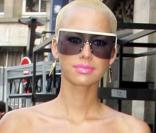 Amber Rose, en bustier et caleçon long rose bonbon, fait admirer ses formes. Elle a accompagné Kanye West durant toute la Fashion Week parisienne, qui s'est tenue début mars 2009 ! Ce n'est pas Kanye avec elle sur la photo... hihihi... 