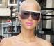 Amber Rose, en bustier et caleçon long rose bonbon, fait admirer ses formes. Elle a accompagné Kanye West durant toute la Fashion Week parisienne, qui s'est tenue début mars 2009 ! Ce n'est pas Kanye avec elle sur la photo... hihihi...