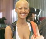  Amber Rose ou les lois de la gravité... Une brassière osée pour celle qui a accompagné Kanye West durant toute la Fashion Week parisienne, qui s'est tenue début mars 2009 ! 