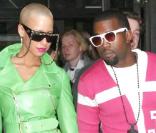 Amber Rose, arborant une petite veste en cuir vert pomme et une jupe droite noire, a accompagné Kanye West durant toute la Fashion Week parisienne, qui s'est tenue début mars 2009 !
