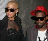 Amber Rose, ou la sexy attitude à son paroxysme dans cette robe courte et transparente. La géante des podiums a accompagné Kanye West durant toute la Fashion Week parisienne, qui s'est tenue début mars 2009 !