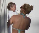 Britney Spears prend le soleil avec des amis, et ses deux petits garçons. 10/03/09
