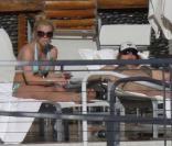 Britney Spears prend le soleil avec des amis, et ses deux petits garçons. 10/03/09
