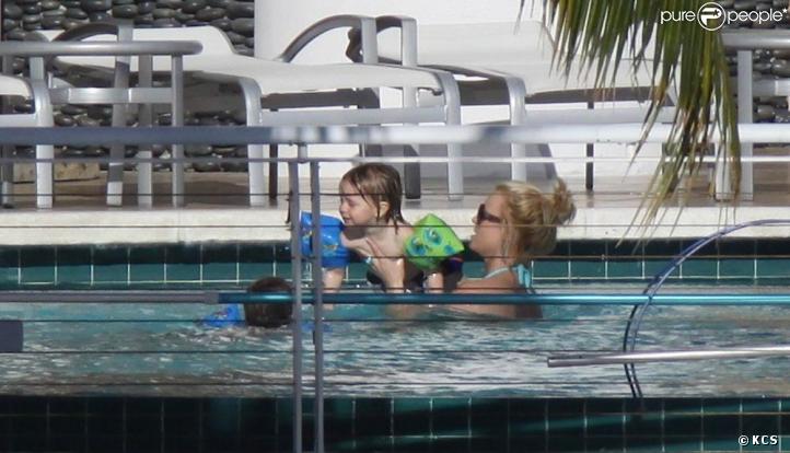 Britney Spears prend le soleil avec des amis, et ses deux petits garçons. 10/03/09