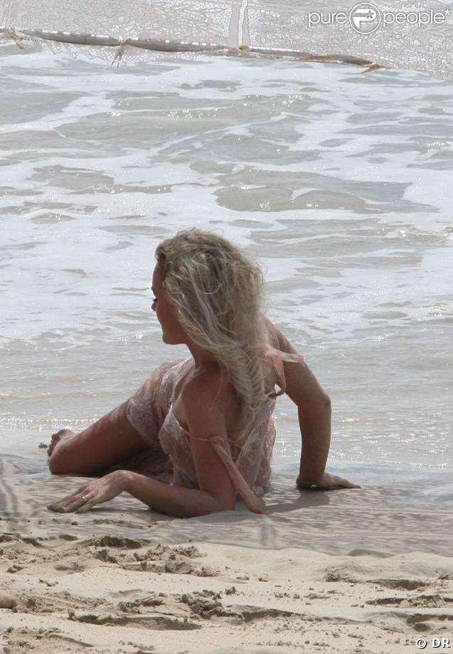 La superbe Laeticia Hallyday, en séance shooting à Saint-Barthélémy, les 28 février, 1er et 2 mars 2009.
