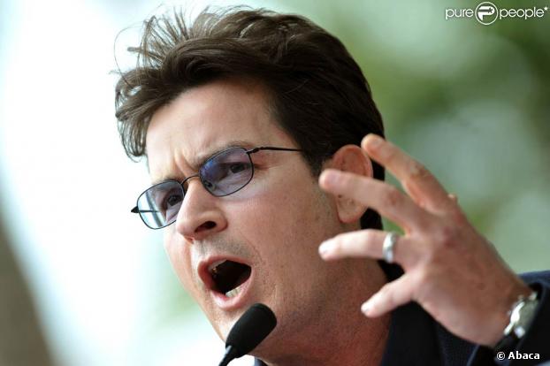 Charlie Sheen, lors de la remise de l'Etoile de Chuck Lorre (le créateur de Mon Oncle Charlie), sur le Walk of Fame d'Hollywood, le 12 mars 2009 !