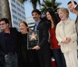 Charlie Sheen et une partie du casting de Mon Oncle Charlie, lors de la remise de l'Etoile de Chuck Lorre (le créateur de la série), sur le Walk of Fame d'Hollywood, le 12 mars 2009 !