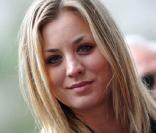 Kaley Cuoco, lors de la remise de l'Etoile de Chuck Lorre (le créateur de Mon Oncle Charlie), sur le Walk of Fame d'Hollywood, le 12 mars 2009 !