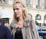 Eva Herzigova, toute mimi dans une robe style belle des champs noire, qu'elle porte avec une veste en fourrure ! Le 5 mars au défilé Balmain
