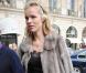 Eva Herzigova, toute mimi dans une robe style belle des champs noire, qu'elle porte avec une veste en fourrure ! Le 5 mars au défilé Balmain