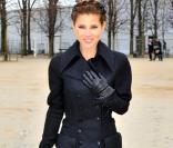 Top Class, Elsa Pataky avec son manteau noir ajusté et ses sandales en vinyle ! Le 8 mars au défilé Karl Lagerfeld 