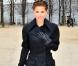 Top Class, Elsa Pataky avec son manteau noir ajusté et ses sandales en vinyle ! Le 8 mars au défilé Karl Lagerfeld