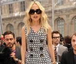 Rachel Zoé toujours stylée... Normale pour une styliste ! Elle porte une très jolie robe noir et blanche façon vichy. Le 11 mars au défilé Rolland Mouret 