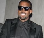 Trop beau gosse, Kanye West en costume ! Le 9 Mars 2009 au défilé Yves Saint Laurent 