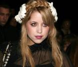 Capable du pire comme du meilleure Peaches Geldof nous offre ici une tenue romantique grâce à sa jolie robe en voile ! So clean ! Le 8 mars 2009
