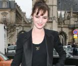 Louise Bourgoin coquine en Vuitton : jupe courte à froufrou, collants résille, t-shirt et veste noire! Louise en sexy girl juste pour Marc Jacobs ... Le 12 mars 2009 au défilé Louis Vuitton