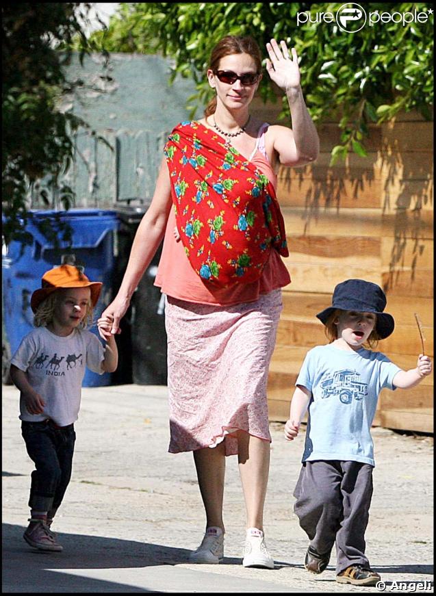 En juin 2007, Julia Roberts et ses 3 enfants : les jumeaux Phinnaeus et Hazel, et le petit Henry 