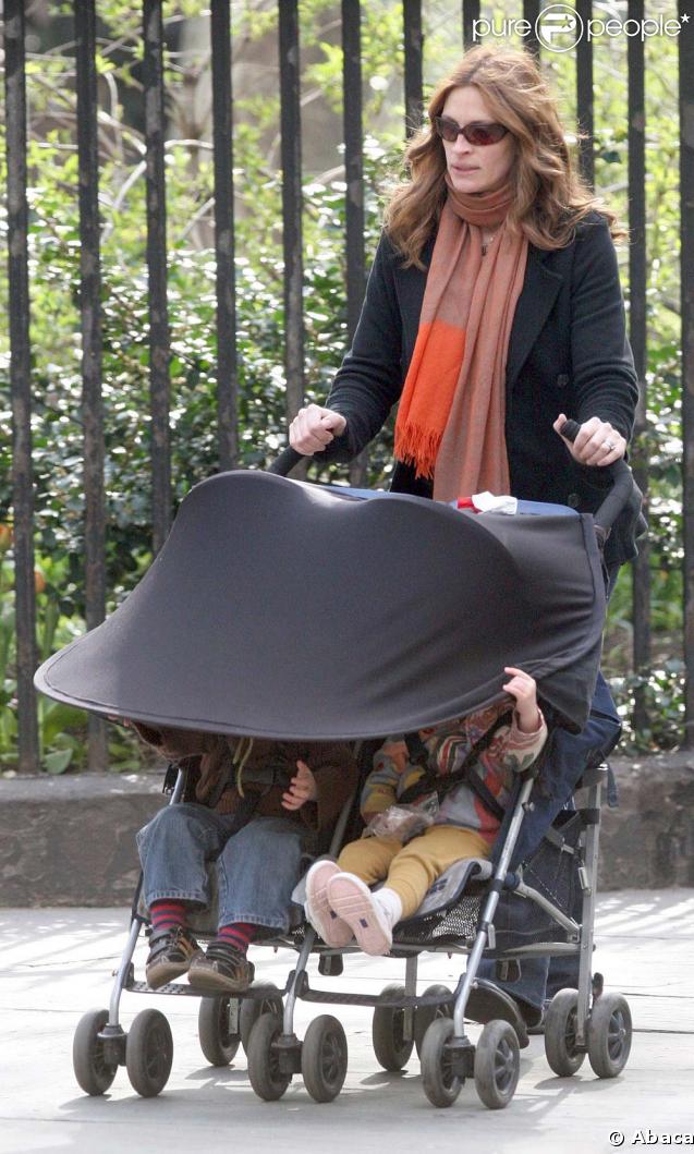 Julia Roberts et ses jumeaux Hazel et Phinnaeus en avril 2007 