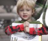 Milo, le fils de Liv Tyler est aux anges avec son livre sur les dinosaures 