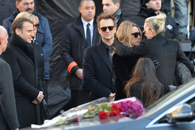 Le pr&eacute;sident Emmanuel Macron, David Hallyday, Laura Smet, Laeticia Hallyday et ses filles Joy et Jade - Arriv&eacute;es des personnalit&eacute;s en l'&eacute;glise de La Madeleine pour les obs&egrave;ques de Johnny Hallyday &agrave; Paris le 8 decembre 2017. &copy; Veeren/Bestimage