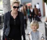 Sharon Stone et son fils vont à l'atelier dessin sur mug