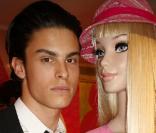 Le mannequin Baptiste Giabiconi chez Colette pour l'anniversaire de la poupée Barbie ! Le 12 mars 2009