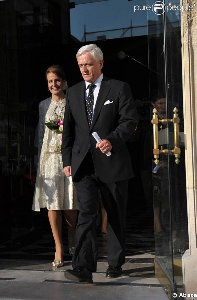 Mariage de Jean de France : la mariée, Philomena de Tornos, arrive avec son père. 
