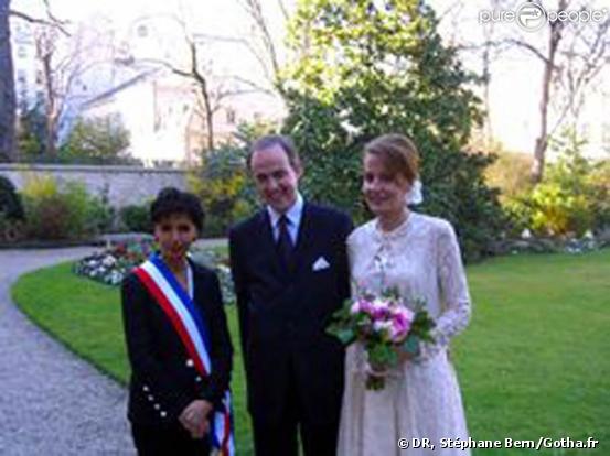 Mariage de Jean de France et Philomena de Tornos : les jeunes mariés avec Rachida Dati dans les jardins de la mairie du VII e arrondissement 