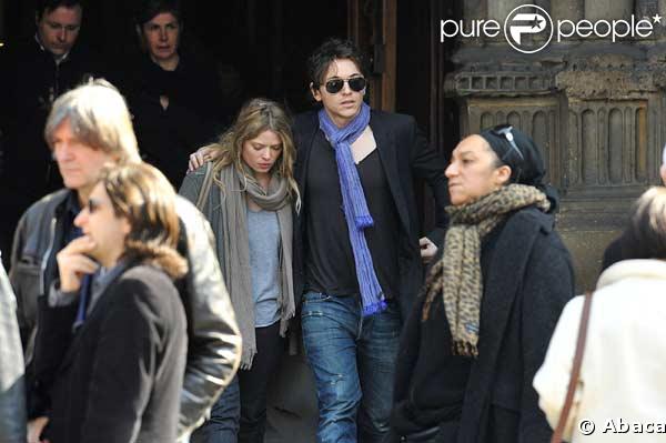 Mélanie Thierry et Raphael à la sortie de l'église