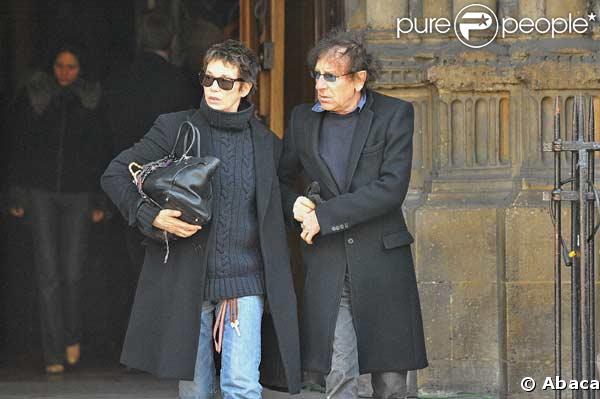 Jane Birkin et Alain Souchon à la sortie de l'église