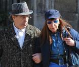 Brigitte Fontaine et son compagnon à la sortie de l'église
