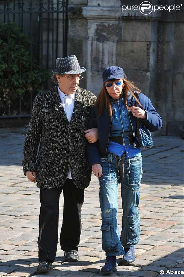 Brigitte Fontaine et son compagnon à la sortie de l'église