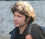 Bertrand Cantat à la sortie de l'église