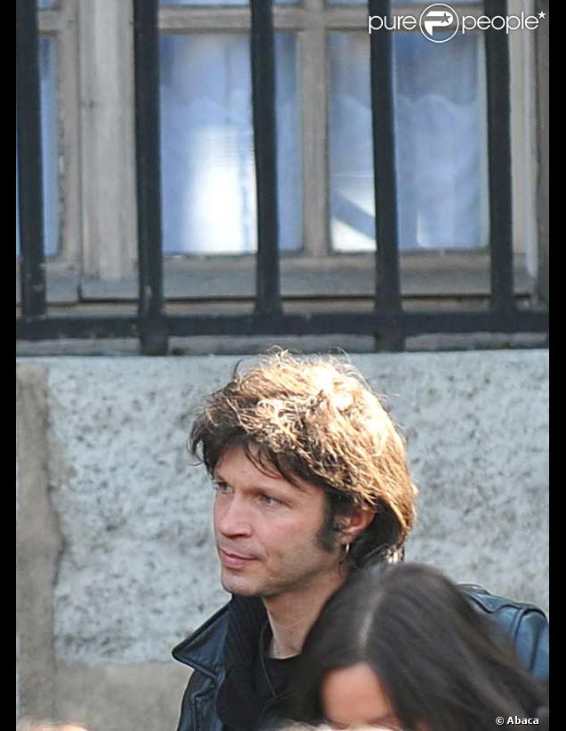 Bertrand Cantat à la sortie de l'église