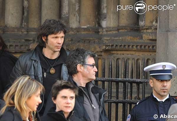 Bertrand Cantat à la sortie de l'église