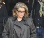 Catherine Deneuve à la sortie de l'église