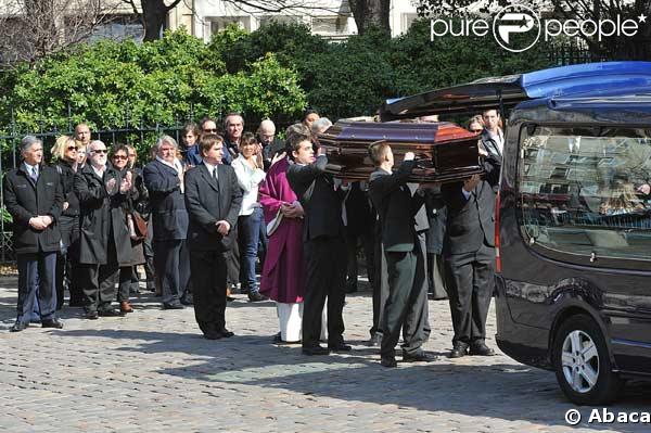 Le cerceuil d'Alain Bashung à la sortie de l'église