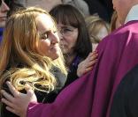 Chloé Mons à la sortie de l'église