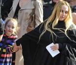 Chloé Mons et Poppée à la sortie de l'église