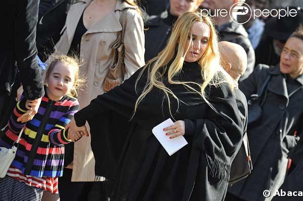 Chloé Mons et Poppée à la sortie de l'église