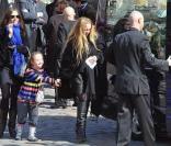 Chloé Mons, la veuve d'Alain Bashung et leur fille Poppée à la sortie de l'église