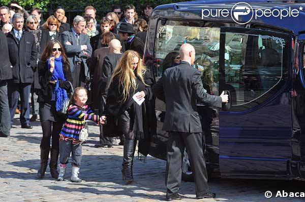 Chloé Mons, la veuve d'Alain Bashung et leur fille Poppée à la sortie de l'église