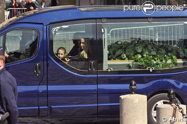 Chloé Mons et Poppée à la sortie de l'église