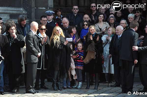 Chloé Mons et Poppée à la sortie de l'église