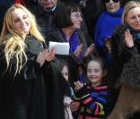 Chloé Mons et Poppée à la sortie de l'église