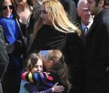 Chloé Mons et Poppée à la sortie de l'église